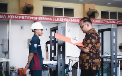 Bangga! Farel Yanuar Asyrofi dari SMK Muhammadiyah 3 Gresik Raih Juara 2 LKS dan Siap Tampil di Tingkat Provinsi