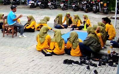 PEMBELAJARAN PENJAS ROLL DEPAN DI KELAS X TKJ 1 BERLANGSUNG MENYENANGKAN